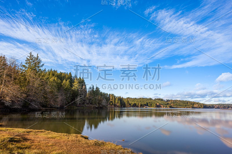 普吉特声音平静的水和云