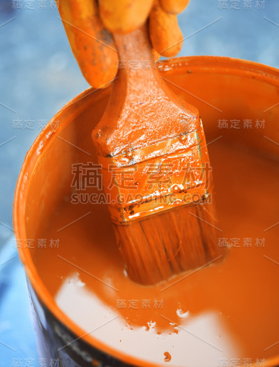 桶与橙色油漆与油漆刷