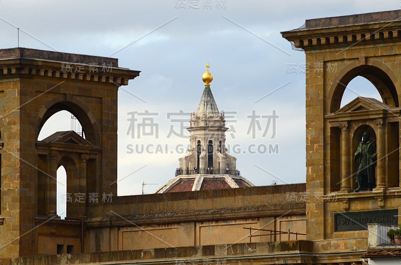 从古老的国家图书馆可以看到佛罗伦萨圣母大教堂的屋顶。意大利的佛罗伦萨