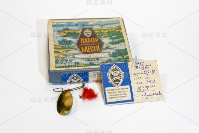 苏联在白色背景上生产的一组鱼饵。