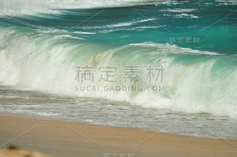 海浪冲浪在龙目岛，印度尼西亚