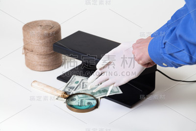 一双戴着橡胶手套的手在和钱打交道