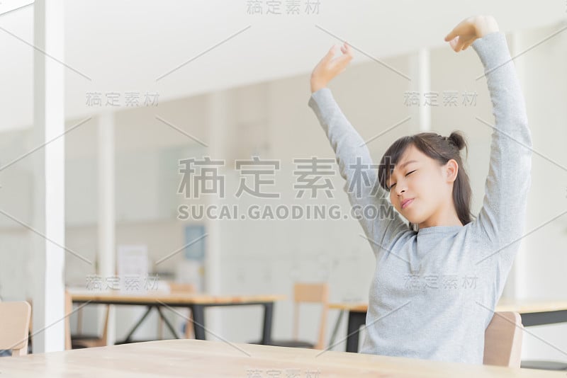 快乐的女人用耳机听音乐放松