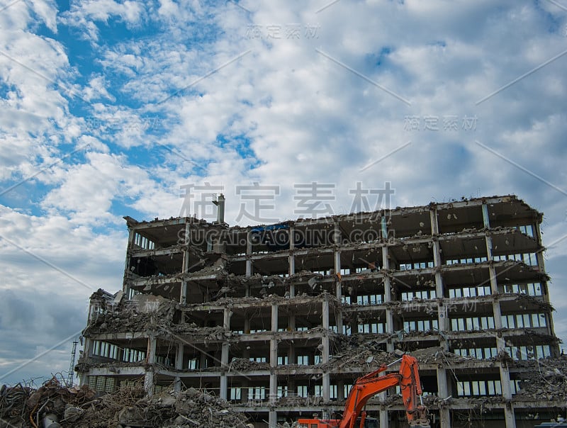 一座完全被掏空的建筑物被拆除