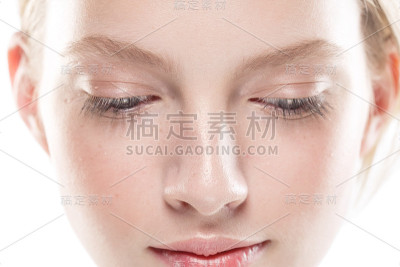 近脸女人美丽的皮肤和美丽的金发孤立在白色。