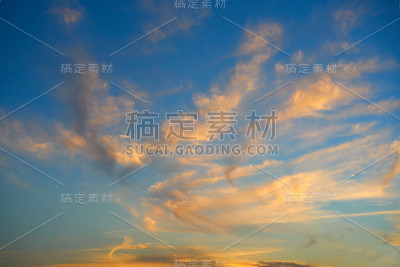 夕阳西下，彩云墨西哥的天空