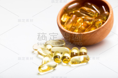 鱼油胶囊与欧米加3和维生素d的健康饮食概念。
