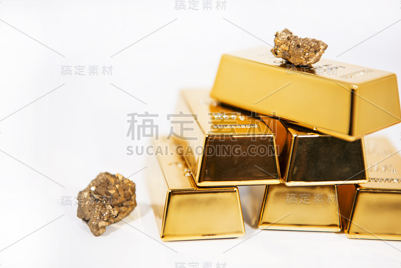 天然石英金钛玛瑙晶体簇裸露。原石矿物标本