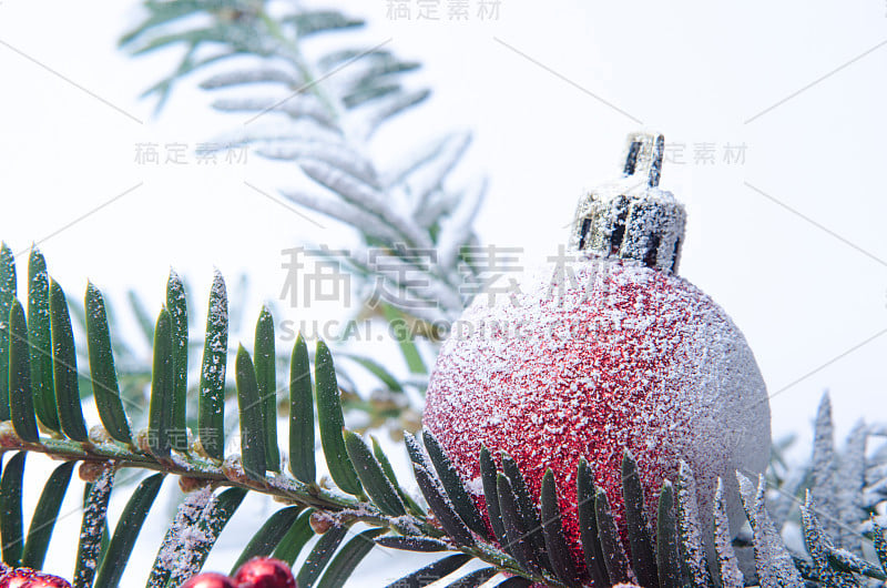 圣诞常青云杉、玻璃球和雪花