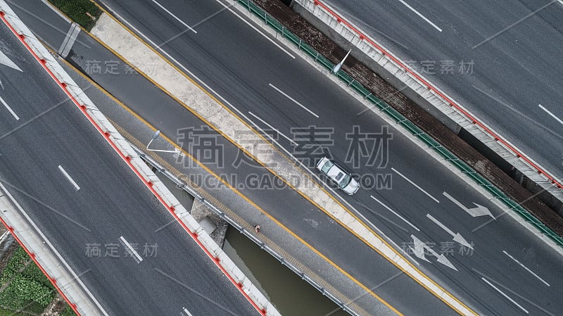 多云天气城市公路和立交桥鸟瞰图