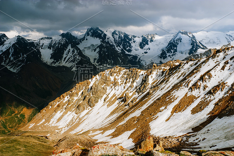 美丽的天山山峰。