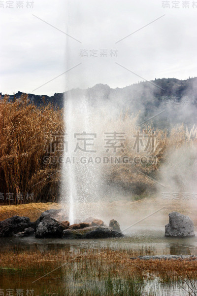 间歇泉喷发
