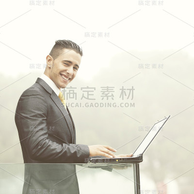 办公室阳台上的现代商人