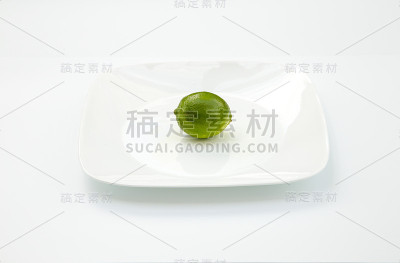 白盘子上放柠檬