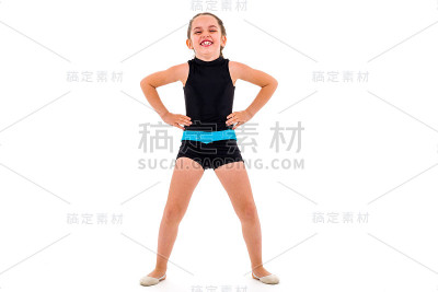 女孩练习和做艺术体操的肖像，白色的背景。