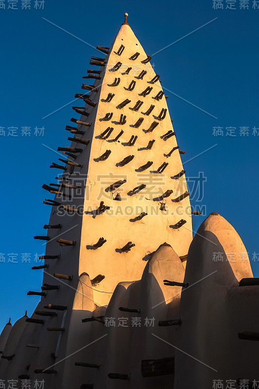 日落时分，波波-迪乌拉索清真寺的墙壁和塔，布基纳法索，西非的地标。