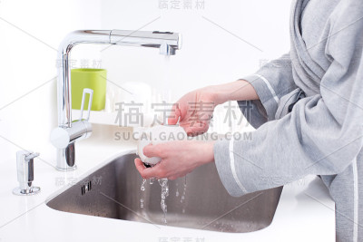 准备清晨咖啡的女人