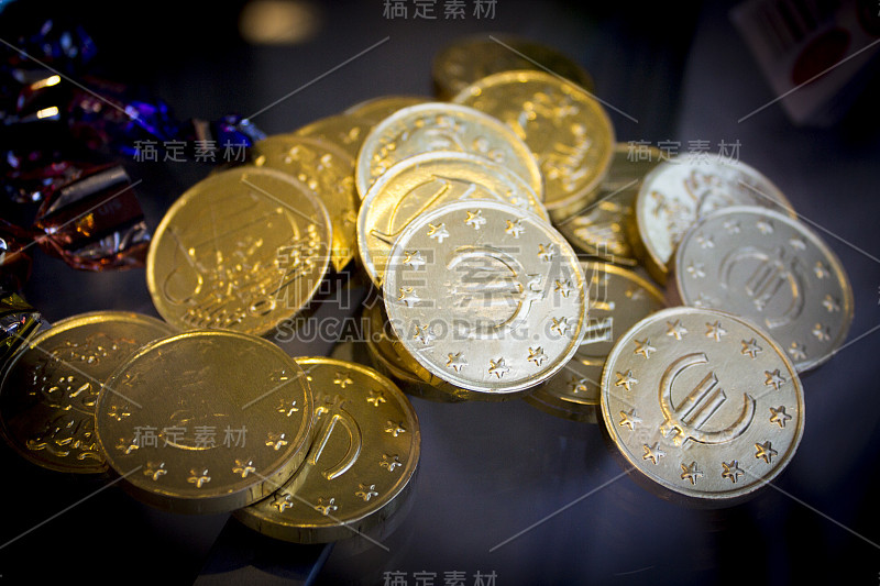 金属纸包裹的小块巧克力
