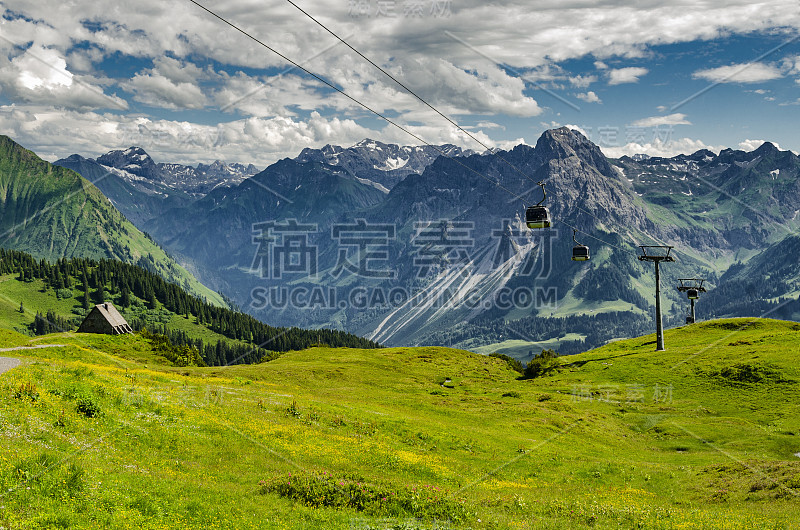 奥地利Diedamskopf的夏季全景图。神奇的高山视图。