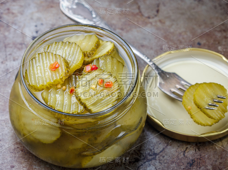 腌黄瓜片，配胡椒和芥末，装在罐子里。美食家的零食。有选择性的重点