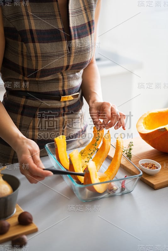 年轻家庭主妇烹饪南瓜的特写