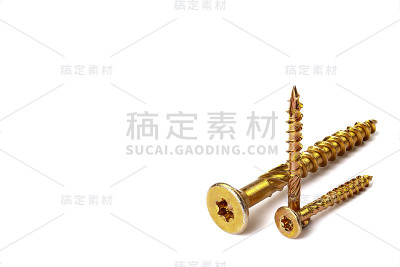 金色螺旋隔离在白色。黄锌刨花板螺杆，全螺纹关闭