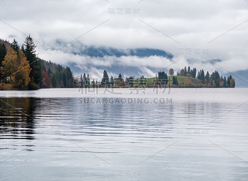 高山高山秋季阴天傍晚湖瓦尔琴瑟视图，科赫，德国巴伐利亚州。