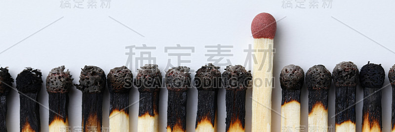 新的完整的火柴，从许多烧伤的家伙中脱颖而出