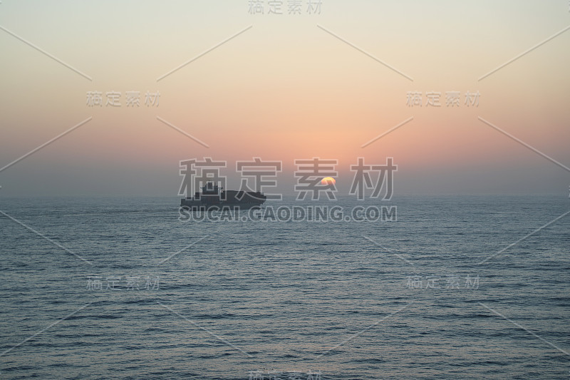 日落与货船