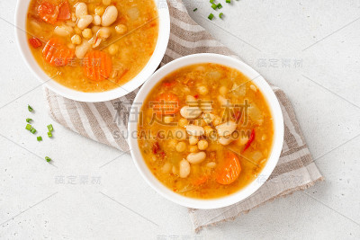 白碗里的豆子和蔬菜汤
