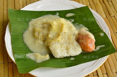 榴莲配香蕉叶椰汁糯米饭