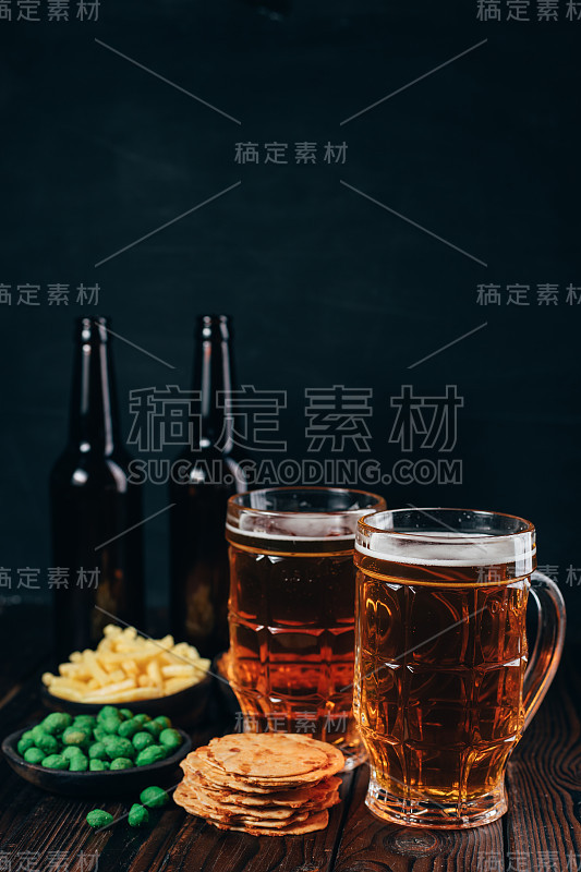 两杯淡啤酒和咸味小吃