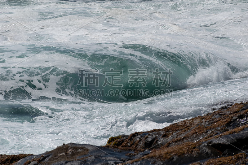 智利海岸的海浪和岩石