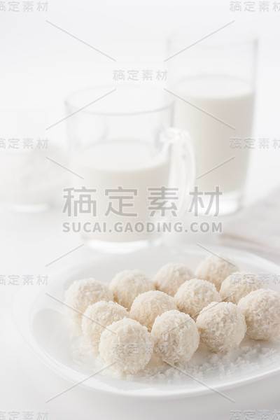 撒上椰子屑的小圆饼。