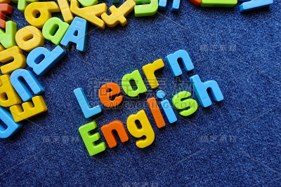 用五颜六色的字母学英语。教育的概念。