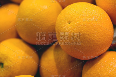 市场货架上的橙子