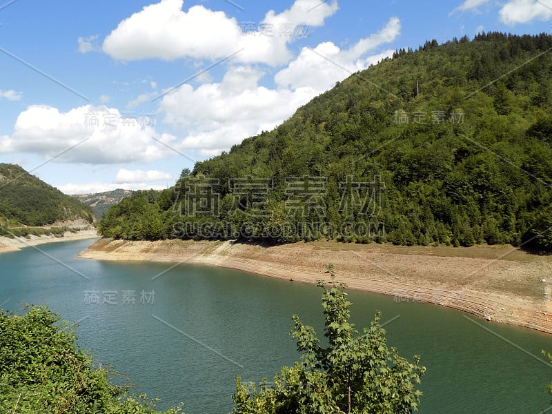 景观以侵蚀湖岸水库、人工湖和山林环抱