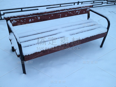 晚上坐在公园的雪地里