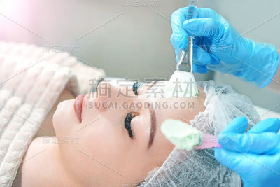 在美容院做美容面膜