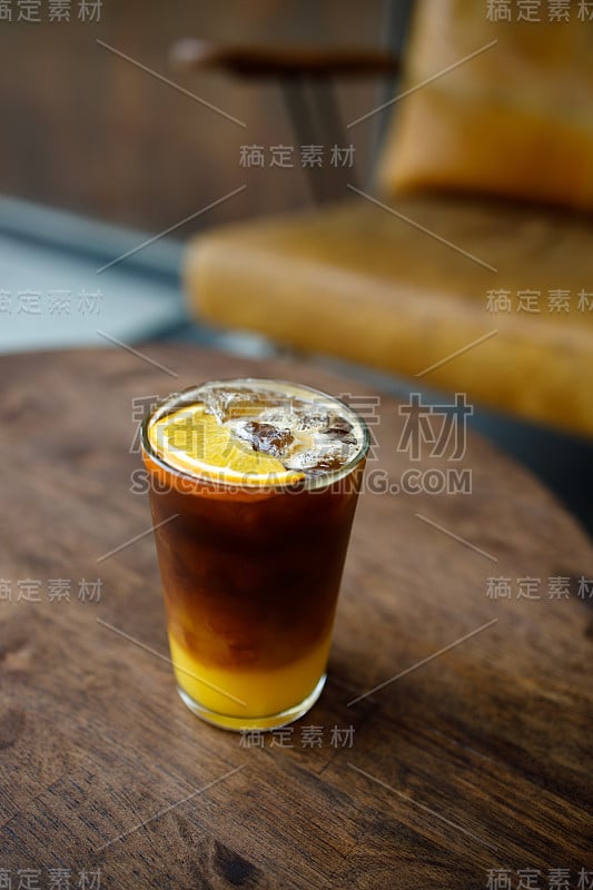 一杯加橙汁的冰咖啡