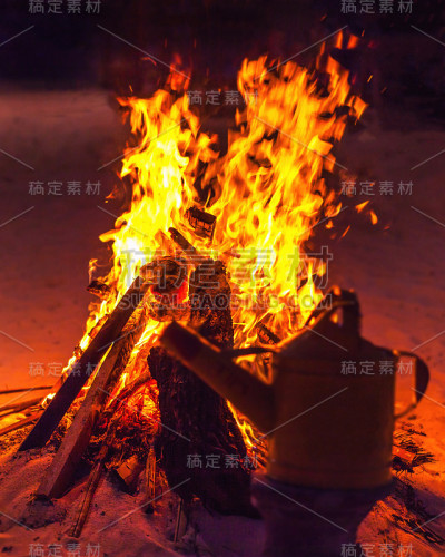 营里燃烧的火焰