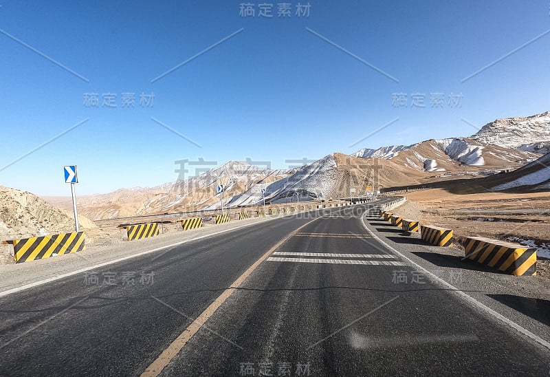 中国西北部的沙漠道路