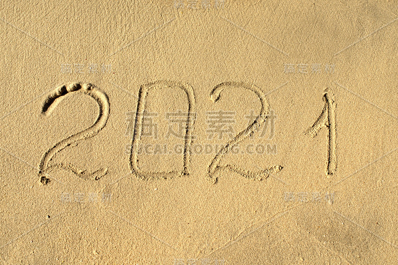 新年，海滩上的2021年