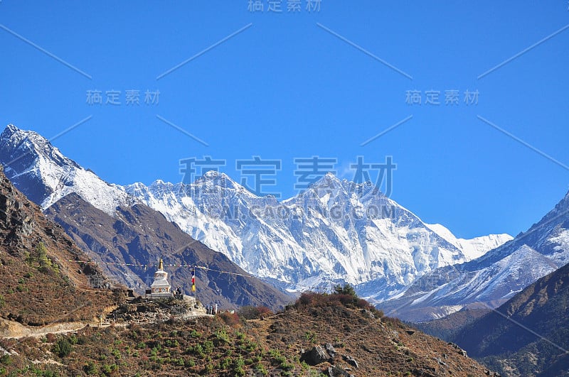 来自珠穆朗玛峰之旅的洛奇和阿玛达布拉姆