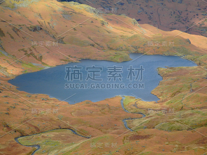 格拉斯米尔湖区的Easedale Tarn。