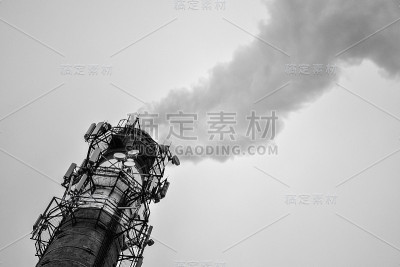 蒸汽从发电厂的烟囱里冒出来。单色图像
