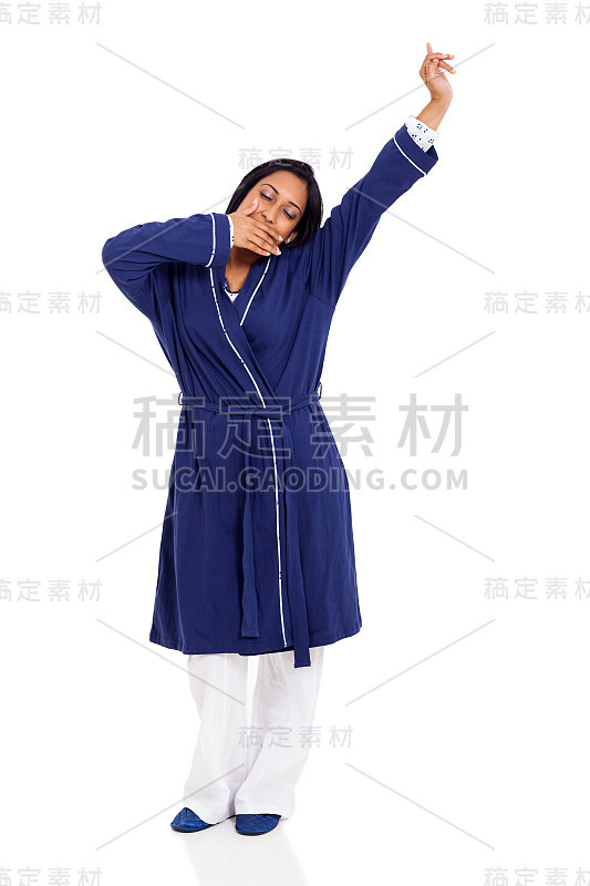 年轻的印度妇女打哈欠和伸展睡觉前