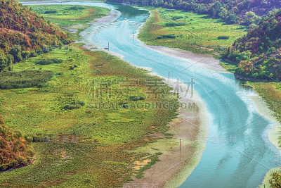 黑山壮丽的风景-克诺杰维察河弯曲在斯卡达湖国家公园。