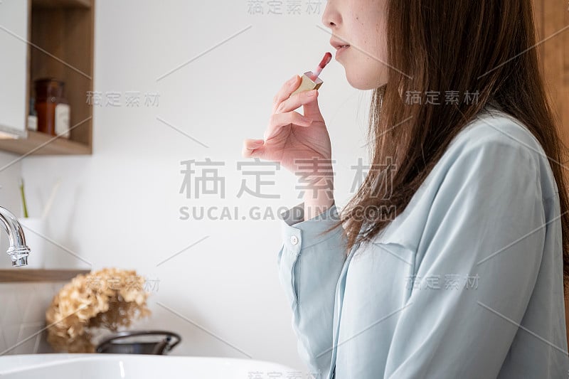 年轻女子在虚荣心中化妆