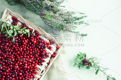 桌上放着秋莓，生越橘